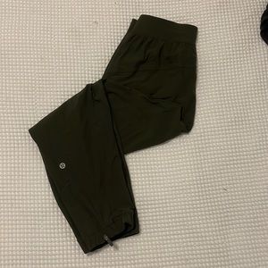 Adapted state lululemon jogger, cropped size 4